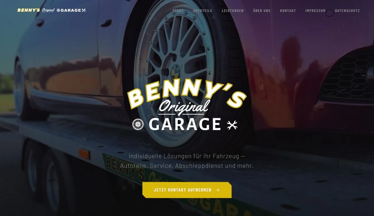 Startseite von Benny's Original Garage – Dark-Theme-Website mit Abschleppfahrzeug im Hero und orangefarbenem Logo.
