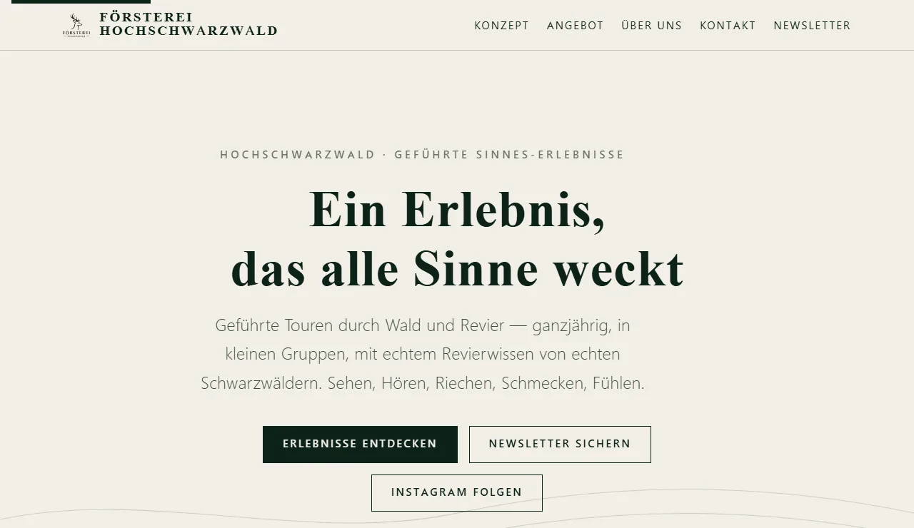 Startseite von foersterei-hochschwarzwald.de – helles Editorial-Design mit der Überschrift „Ein Erlebnis, das alle Sinne weckt.“