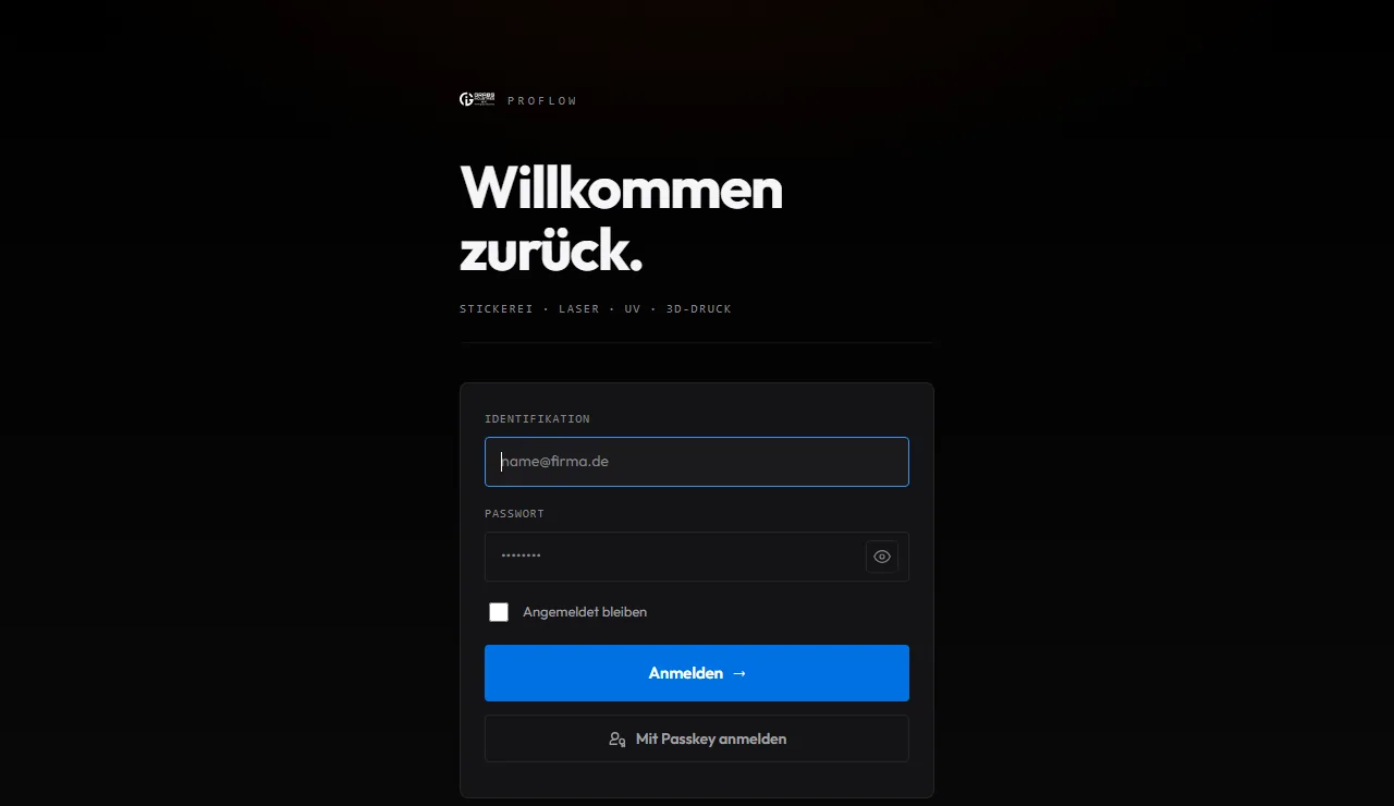 Login-Screen von ProFlow – dunkles Grabs-Design mit blauem Akzent, Überschrift „Willkommen zurück.“ und passwortloser Passkey-Anmeldung.